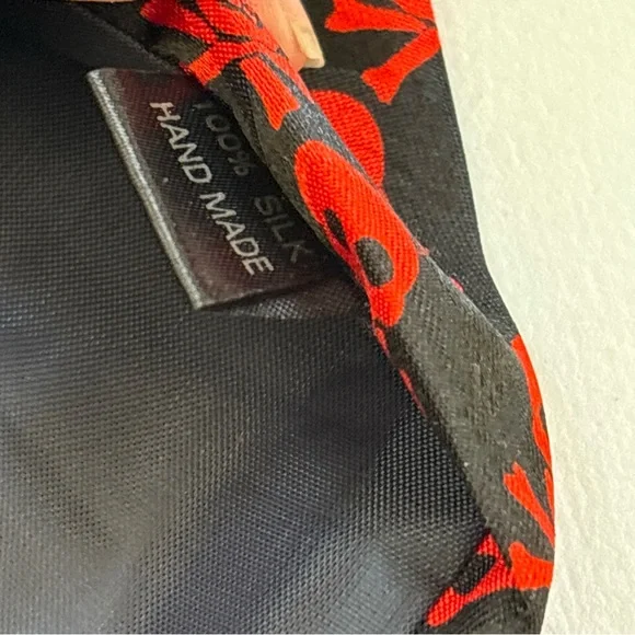 Red and Black Skull Pattern Tie goth Halloween used good condition 💀 - Picture 8 of 12
